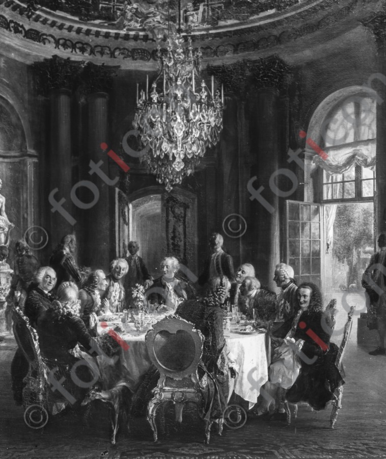 Die Tafelrunde König Friedrich II. mit Voltaire in Sanssouci ; The Round Table of King Friedrich II in Sanssouci with Voltaire (foticon-simon-190-029-sw.jpg)